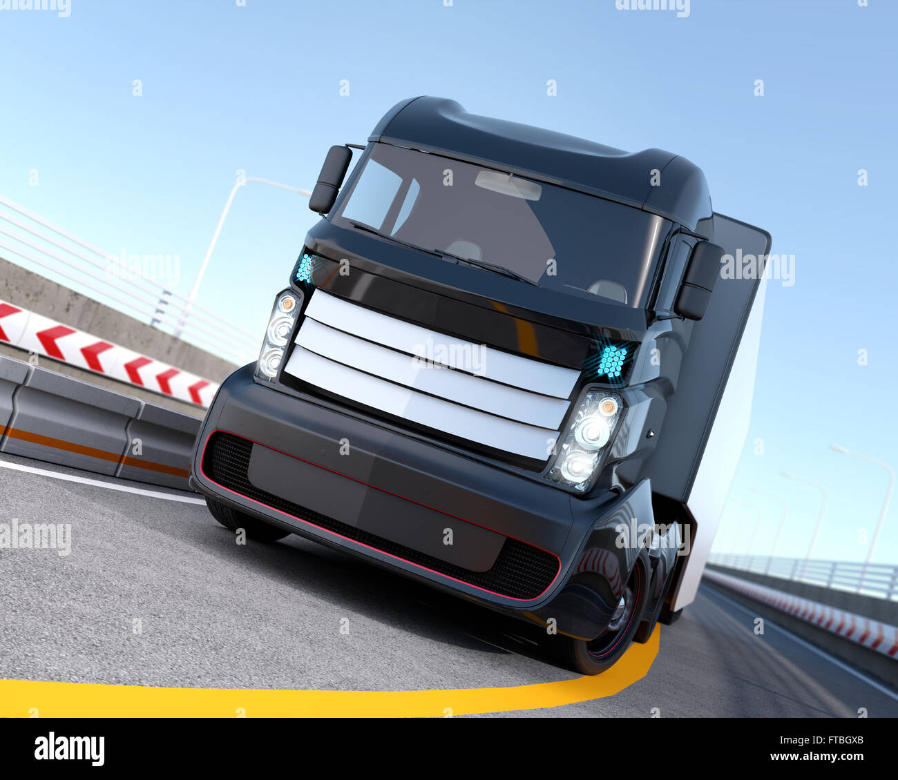 Autonome Hybrid-LKW auf der Autobahn fahren. Original-Design. Stockfoto
