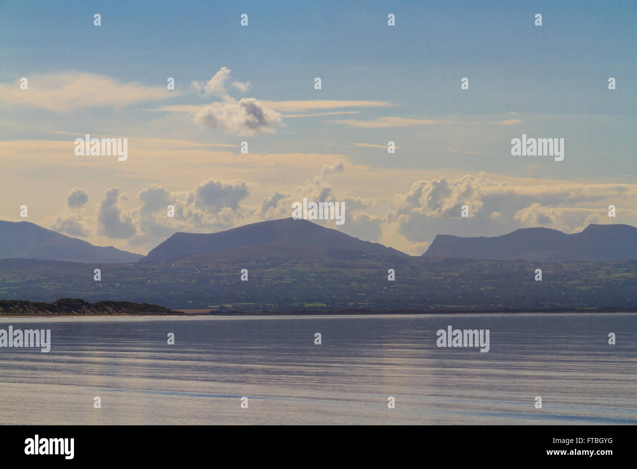 Snowdonia Mountain Skyline, über die Meerenge von Menai aus Anglesey gesehen. Mynydd Mawr und Nantlle Ridge Stockfoto