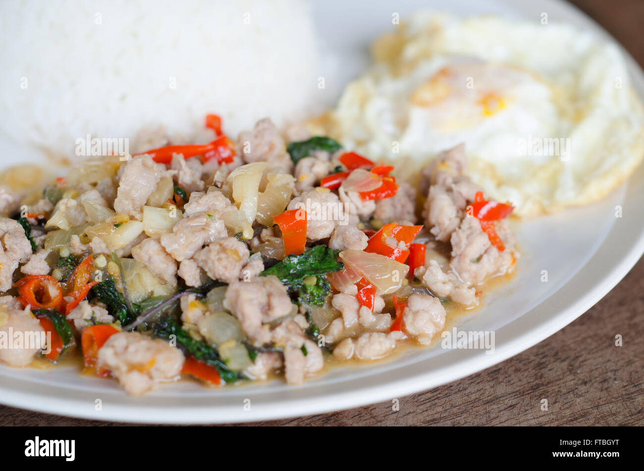 Reis mit gebratenes scharf Schweinefleisch mit Basilikum Stockfoto