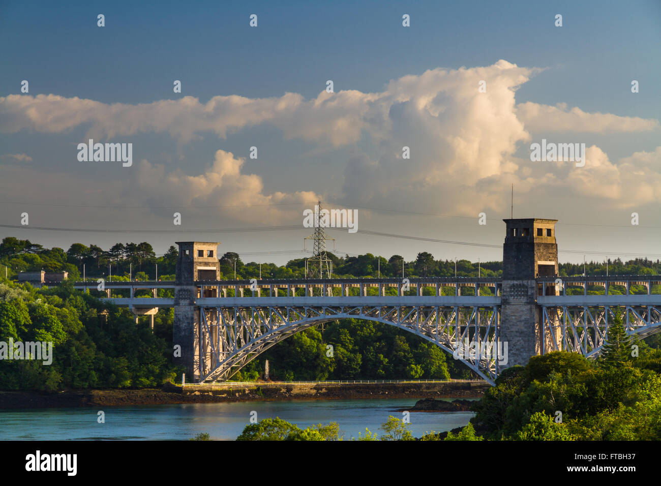 Robert Stephenson Britannia Bridge führt Straßen- und Schienennetz über die Menai Meerenge zwischen Snowdonia und Anglesey. Wales, Uni Stockfoto