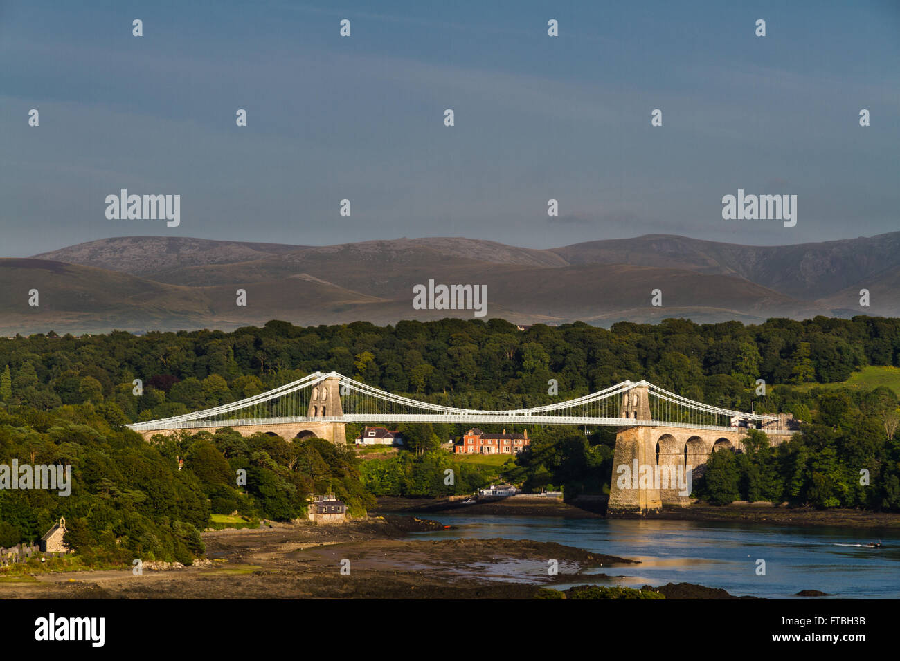 Thomas Telfords Menai Bridge führt eine Straße über die Menai Meerenge zwischen Snowdonia und Anglesey. Wales, Vereinigtes Königreich Stockfoto