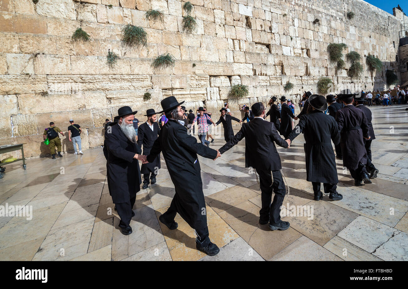 Orthodoxe Juden tanzen vor der Klagemauer (Kotel oder Klagemauer auch genannt), Jüdisches Viertel, Altstadt, Jerusalem, Israel Stockfoto