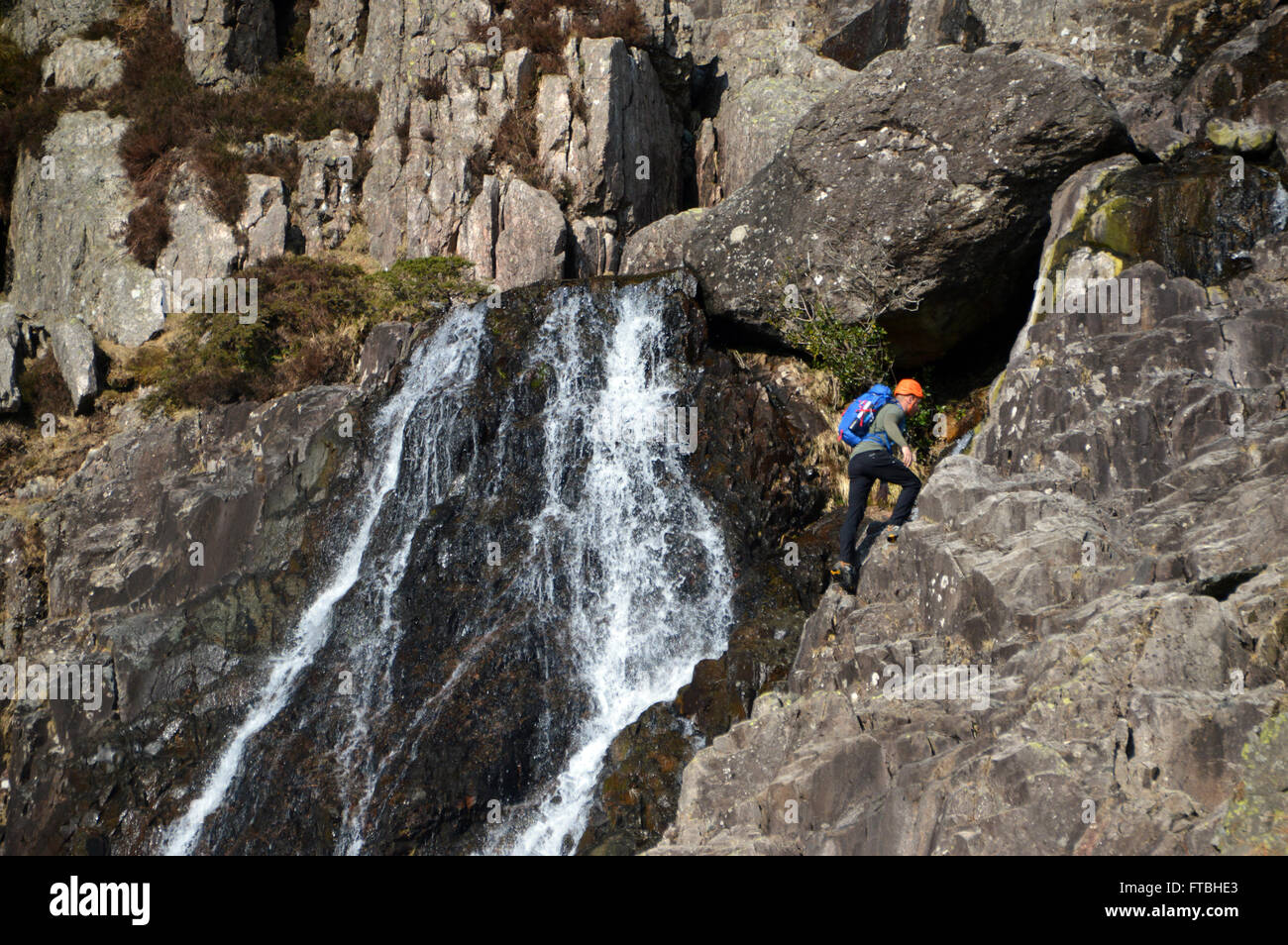 Junger Mann Klettern Wasserfälle in scheut Ghyll im Langdale, Cumbria UK. Stockfoto