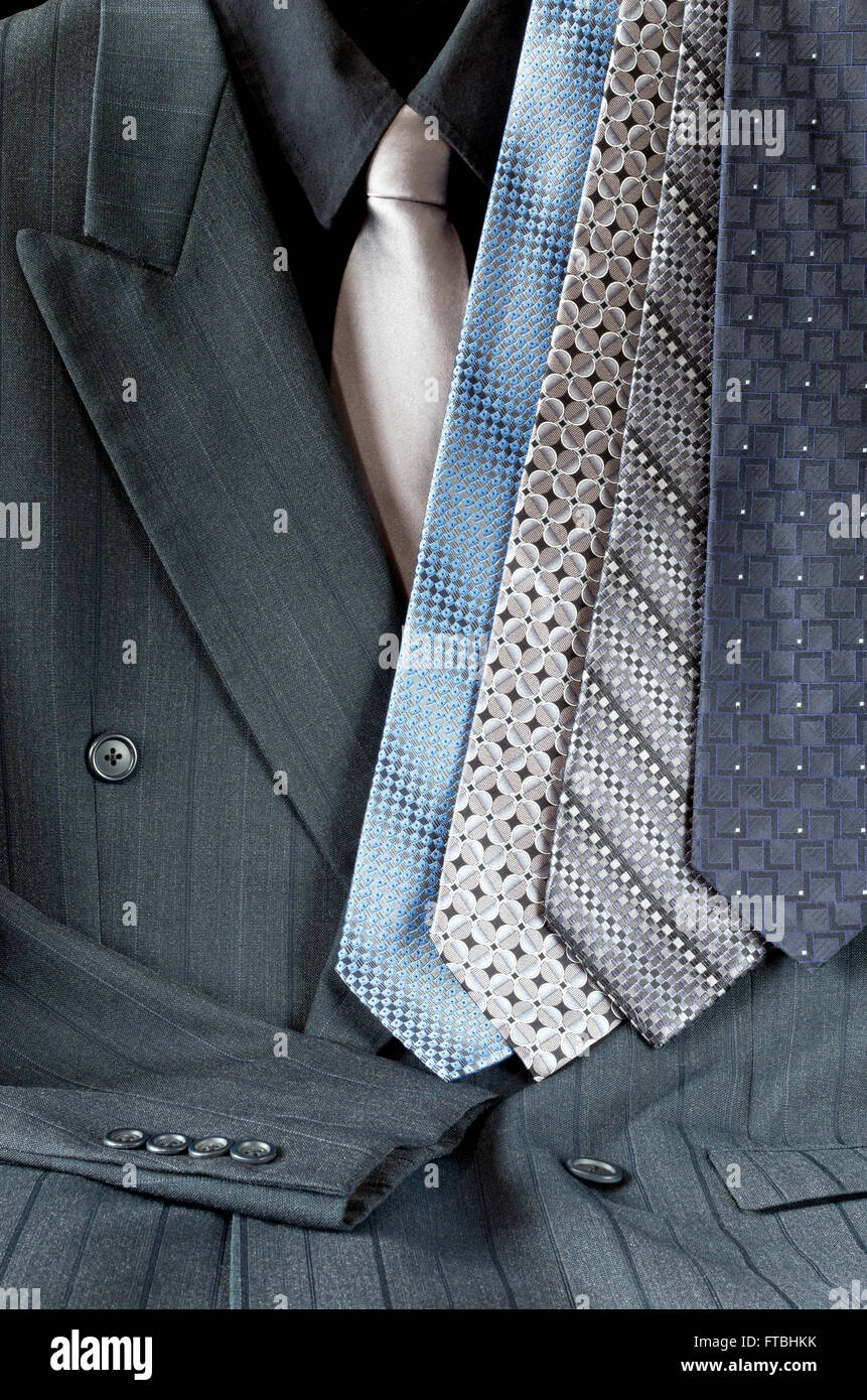 grauen Zweireiher Nadelstreifen Anzug oder Herren sport Jacke und Hemd mit Sortiment an Krawatten Stockfoto