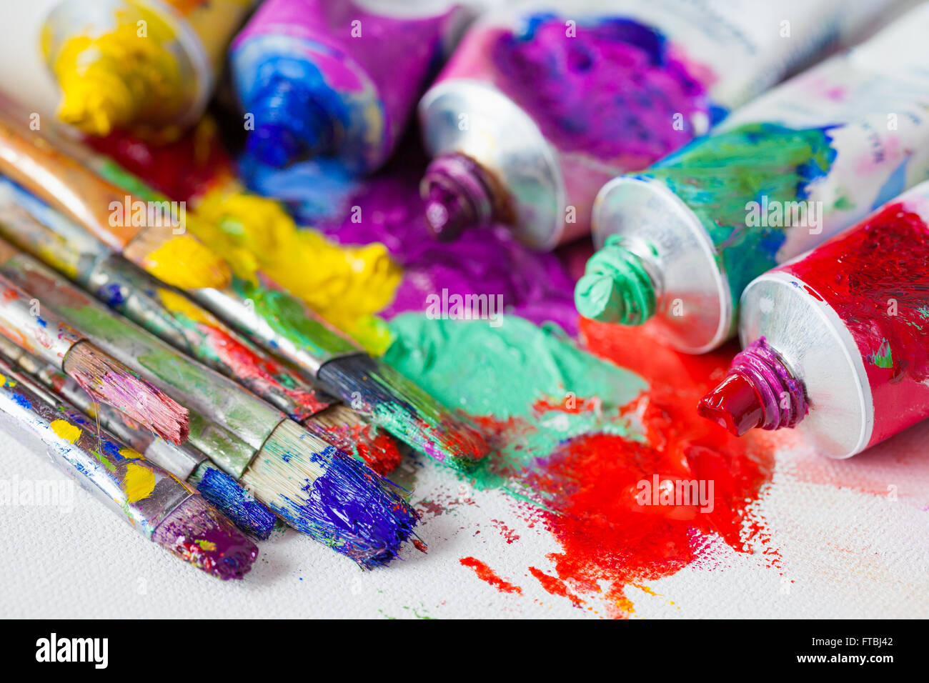 Rohre von mehrfarbigen Ölfarbe und Künstler Pinsel auf Leinwand Nahaufnahme. Stockfoto