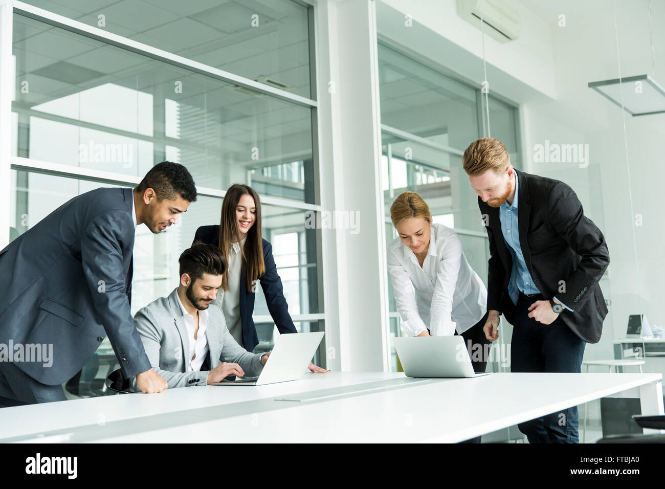 Geschäftsleute, die mit einem Treffen im Büro Stockfoto