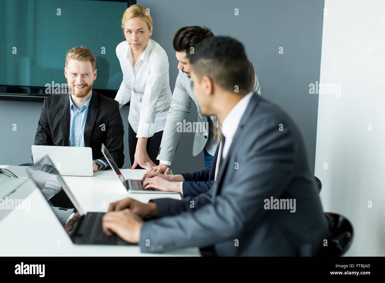 Geschäftsleute, die mit einem Treffen im Büro Stockfoto