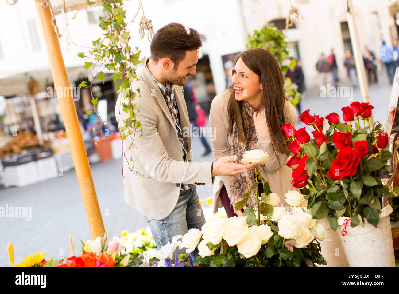 Liebespaar, duftenden Rosen in Rom, Italien Stockfoto