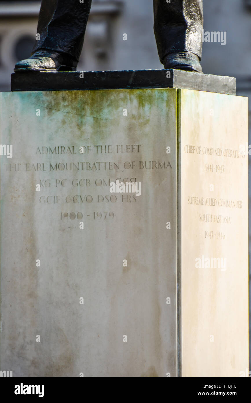 Die Statue des Earl Mountbatten ist eine Bronzestatue im Freien von Admiral of the Fleet Louis
