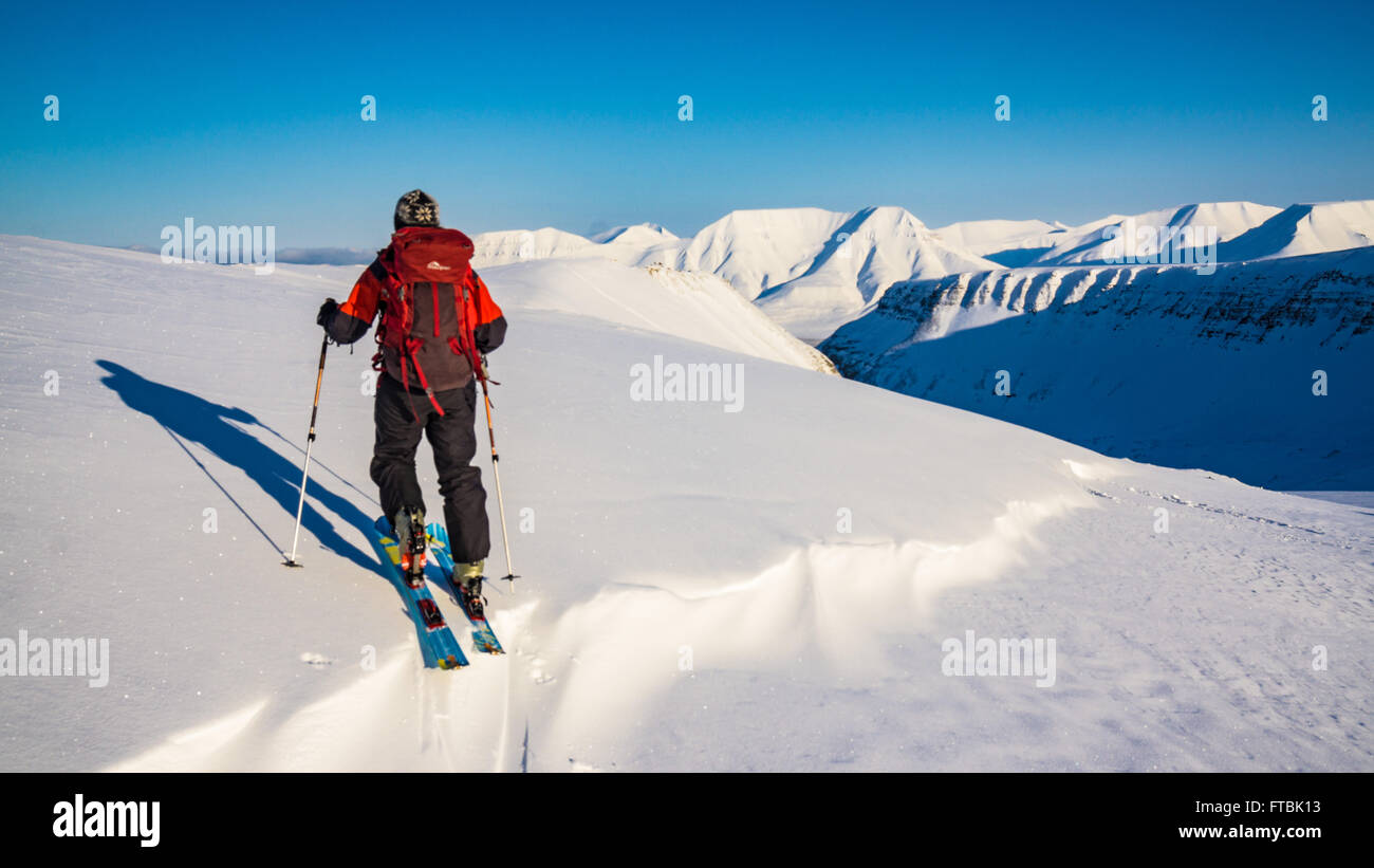 Skifahren auf Sarkofagen in der Nähe von Longyearbyen Spitzbergen Stockfoto