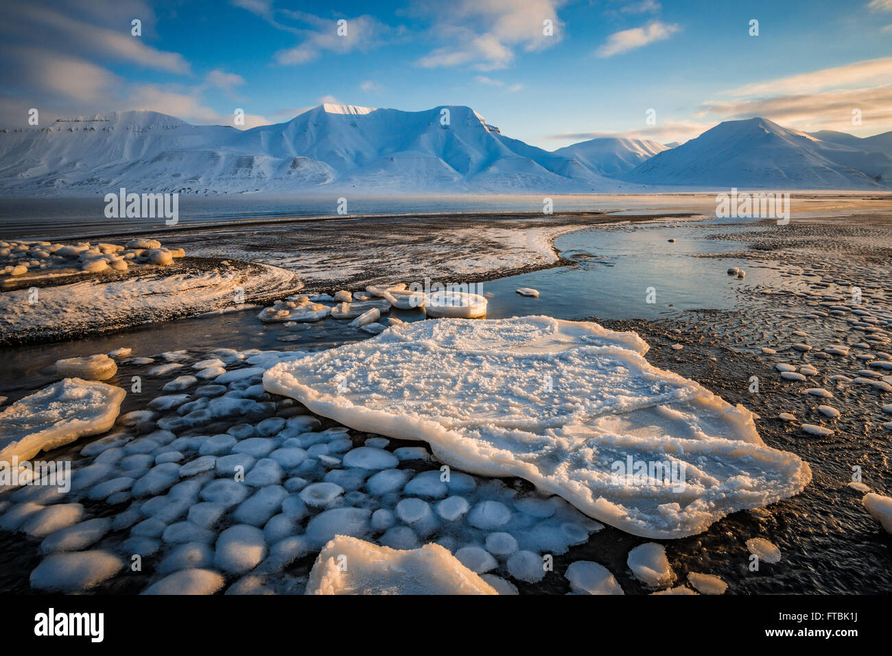 Sunrise Eisformationen am Sjøskrenten Strand mit Blick auf Hiorthfjellet, Spitsbergen, Longyearbyen, Svalbard. Stockfoto