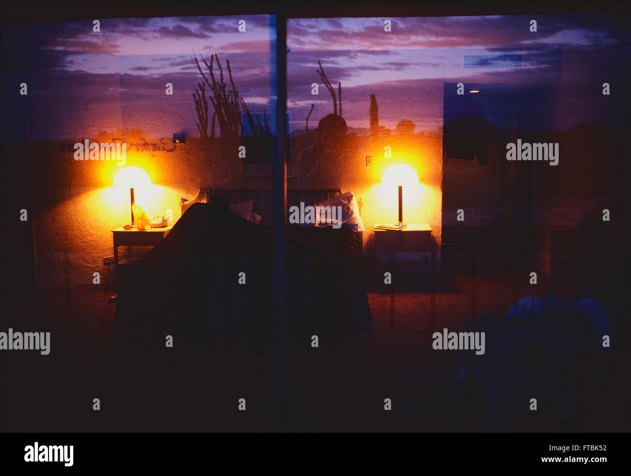 Reflexion im Hotel Glas, Glas-Schiebetüren von Arizona Wüste Sonnenuntergang Stockfoto
