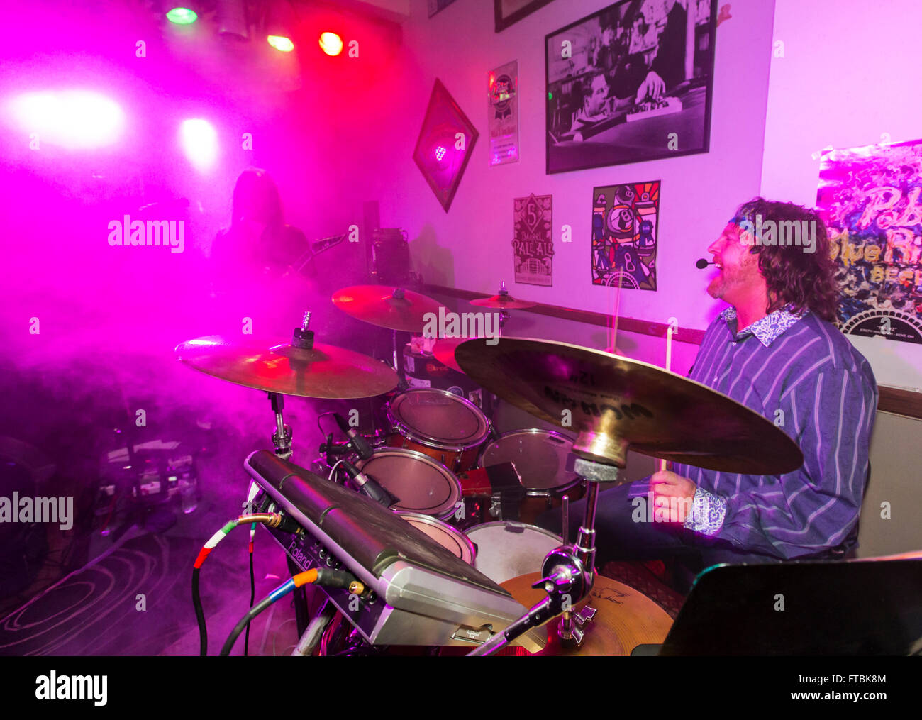 Drummer Trevor Knochen' ' Davis; & Rock'n'Roll band Hairitage Musik in der Taverne Victoria; Salida; Colorado; USA Stockfoto