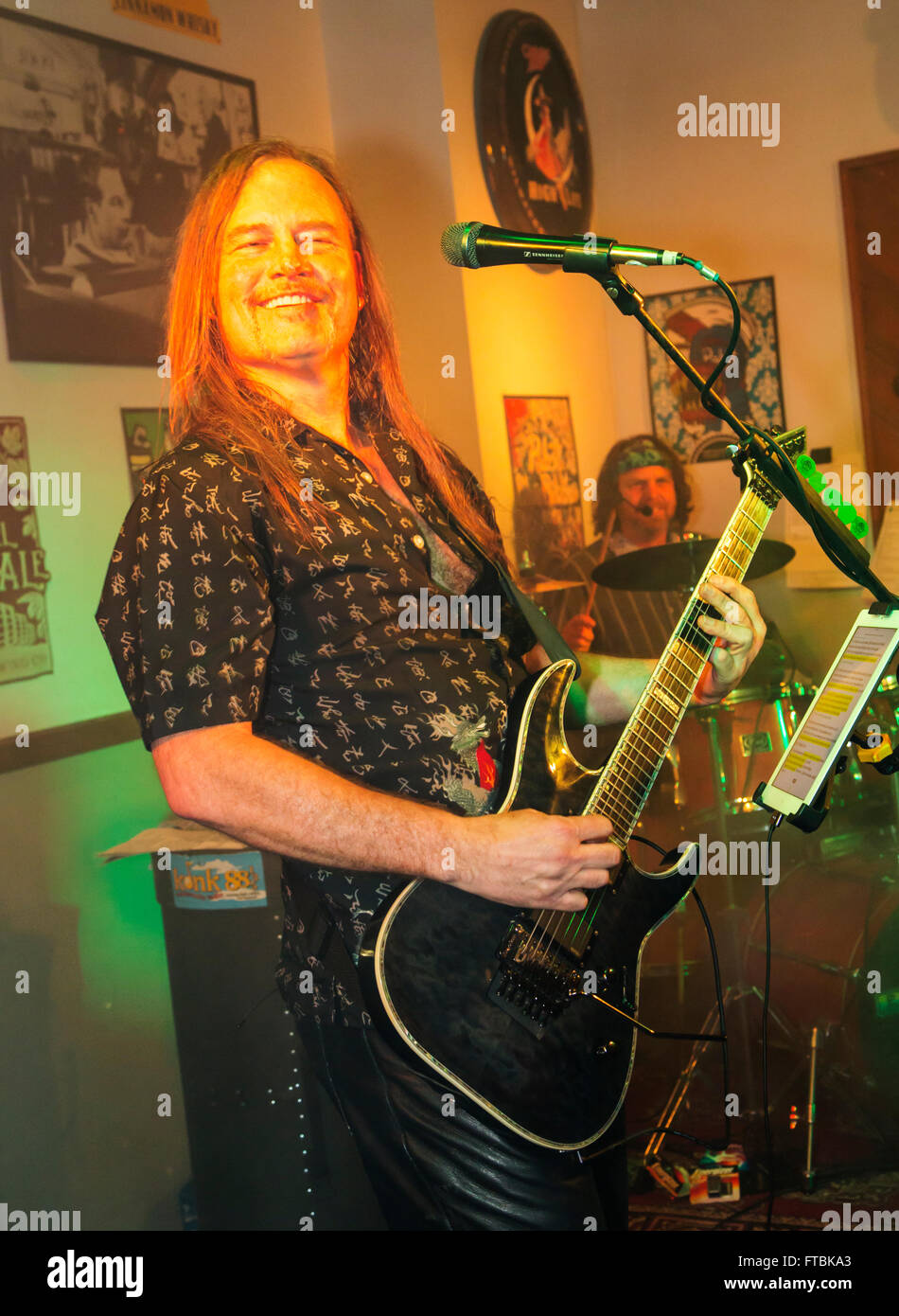 Sänger & Gitarrist Robb Warnke; & Rock'n'Roll band Hairitage Musik in der Taverne Victoria; Salida; Colorado; USA Stockfoto