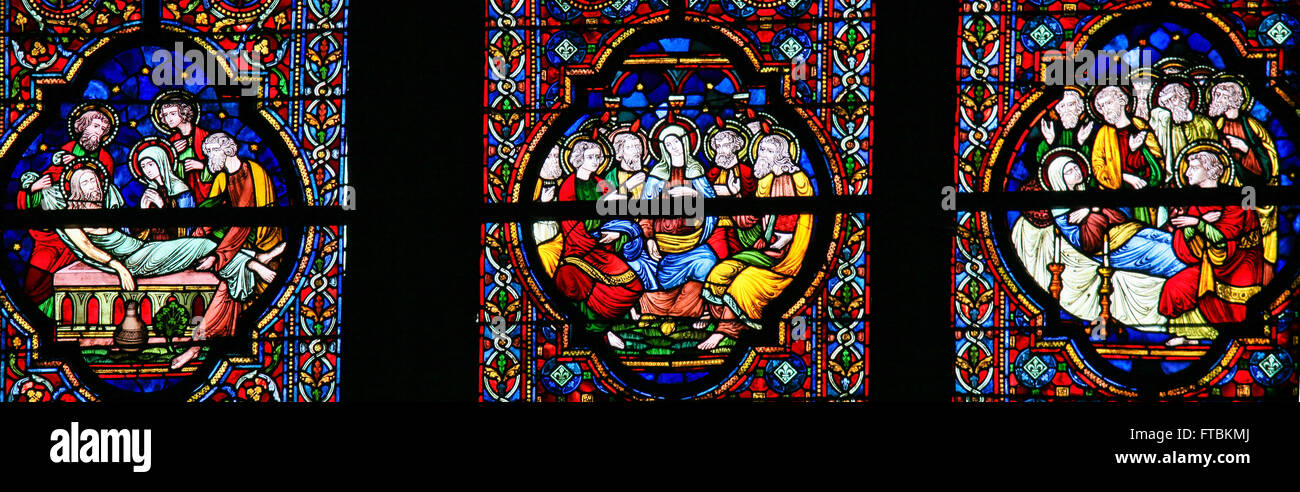 DINANT, Belgien - 16. Oktober 2011 Glasfenster Darstellung der Grablegung Jesu, Pfingsten und die Beerdigung der Mutter Mary Stockfoto