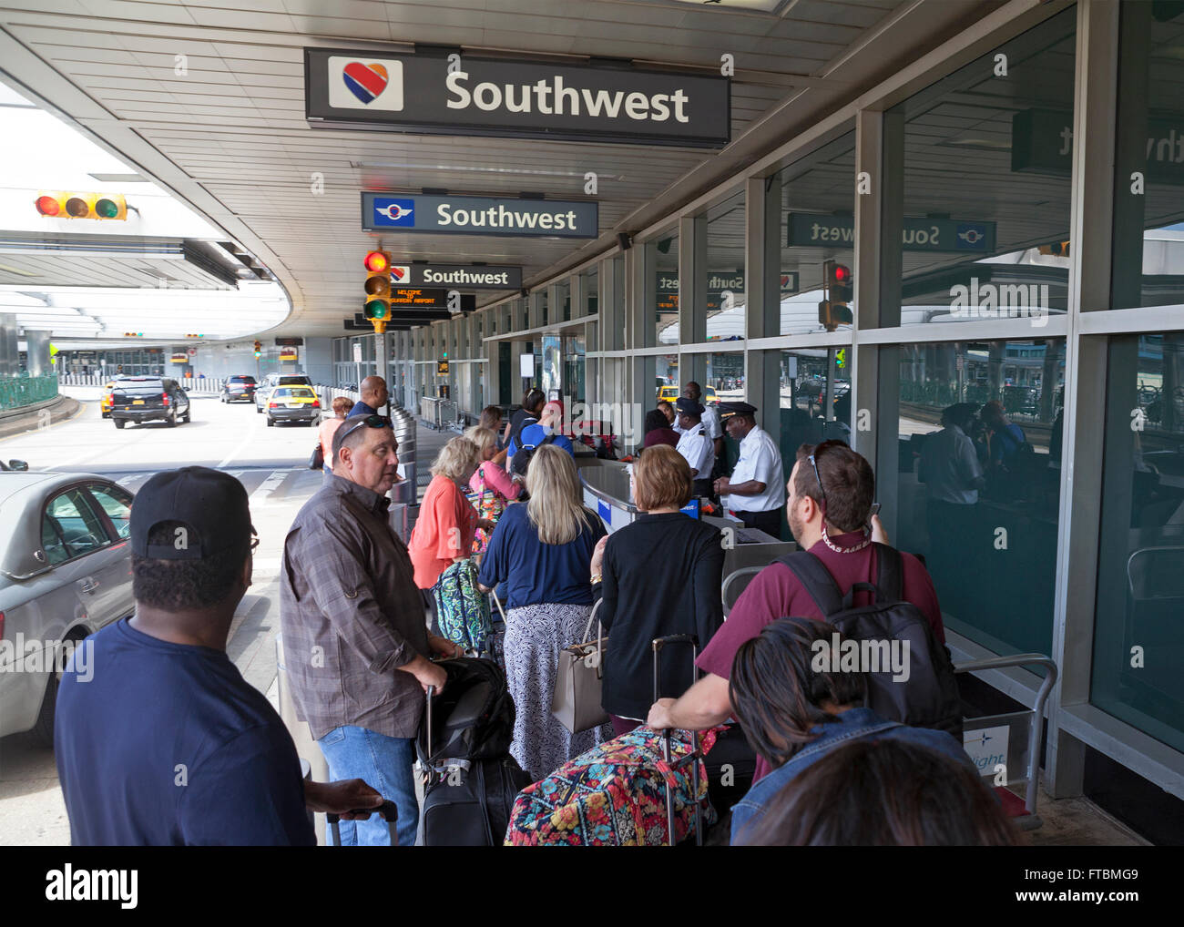 Passagiere am Flughafen La Guardia in New York City kommen zu ihrem Terminal. Stockfoto