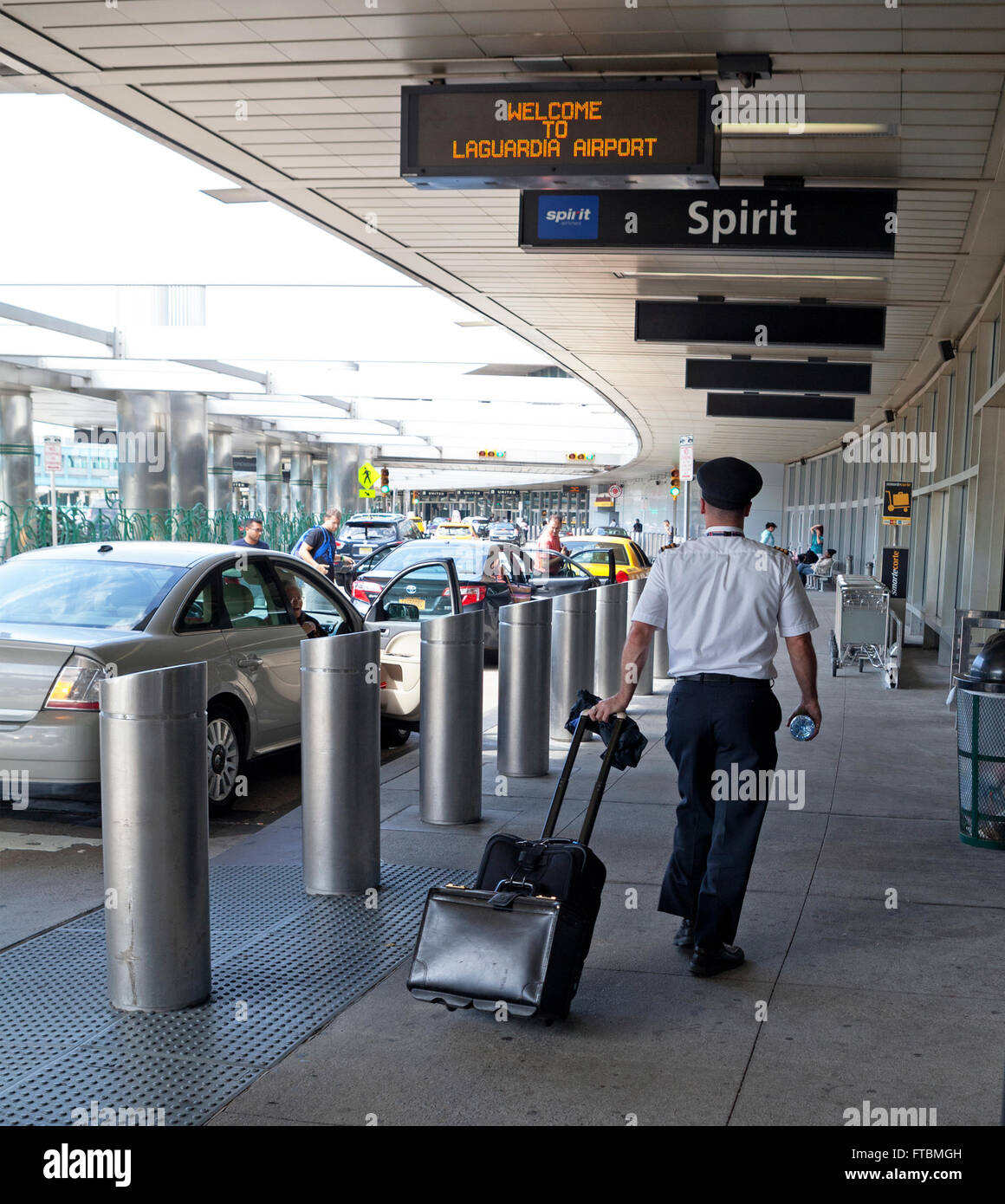Passagiere am Flughafen La Guardia in New York City kommen zu ihrem Terminal. Stockfoto