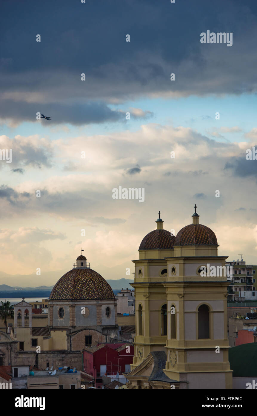 Luftaufnahme des Sankt-Anna-Kirche und Stadt Cagliari, Sardinien Stockfoto