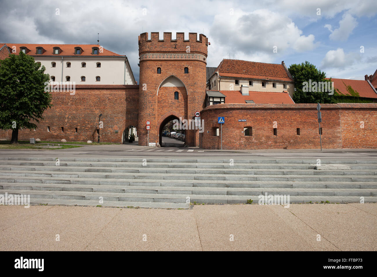 Torun, Polen, mittelalterliche Brücke Tor (Brama Mostowa) von 1432 und Stadtmauer, alte Stadtbefestigung Stockfoto