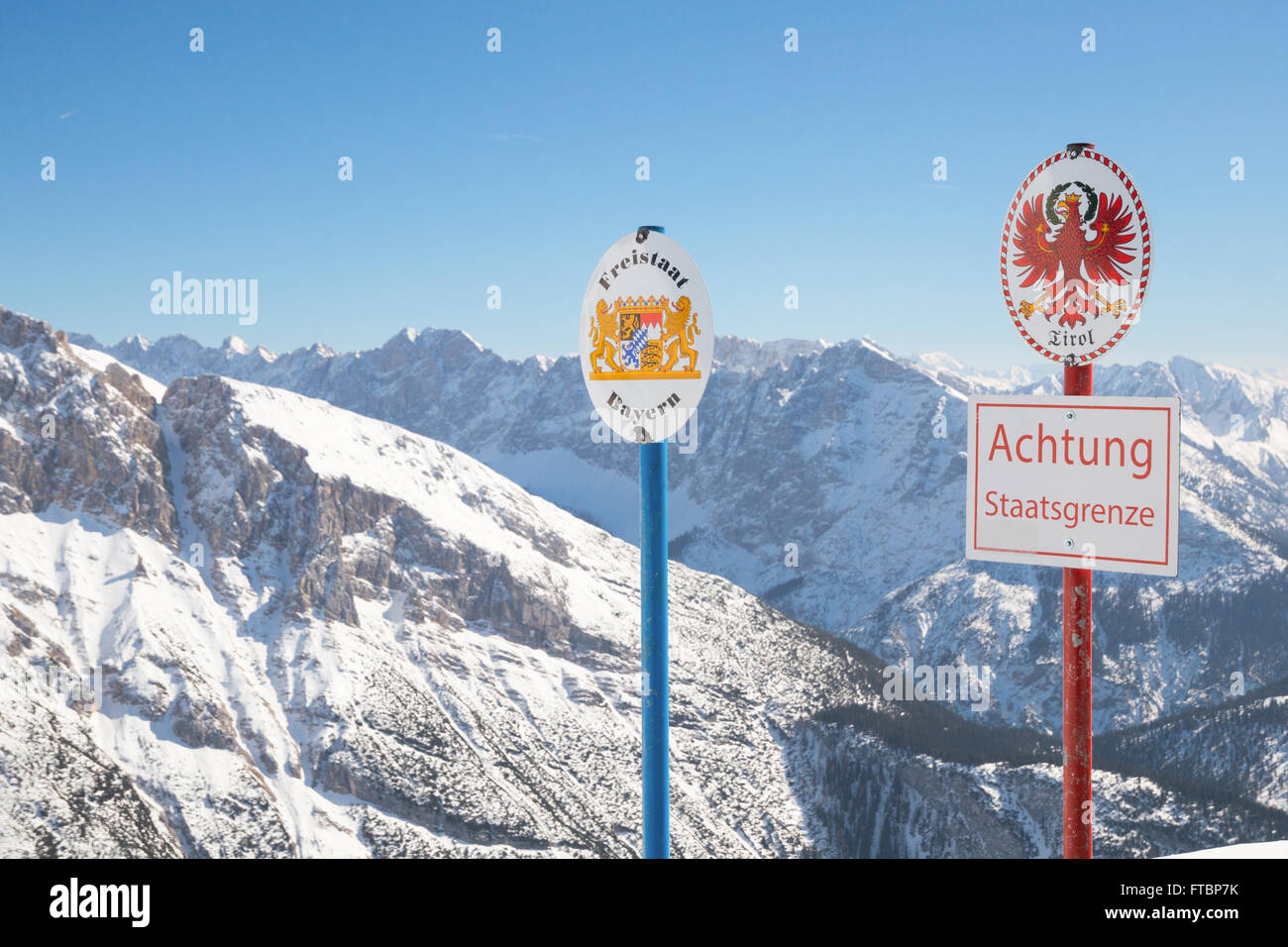 Zeichen mit dem Wappen des Freistaates Bayern und Tirol im Karwendel-Gipfel Stockfoto