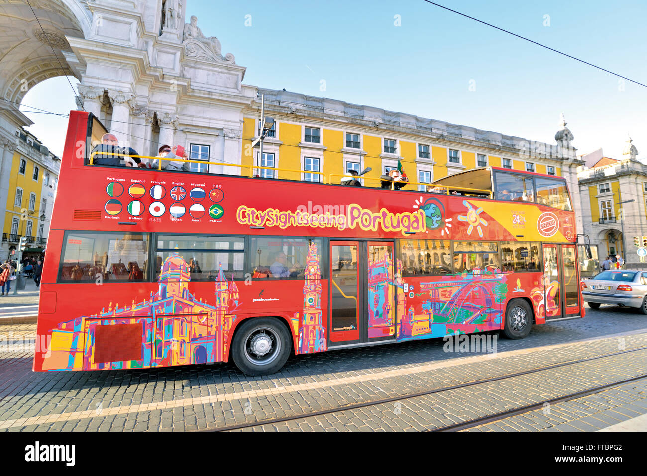 Portugal, Lissabon: Sightseeing-Bus Parken auf dem Platz Comercio Stockfoto