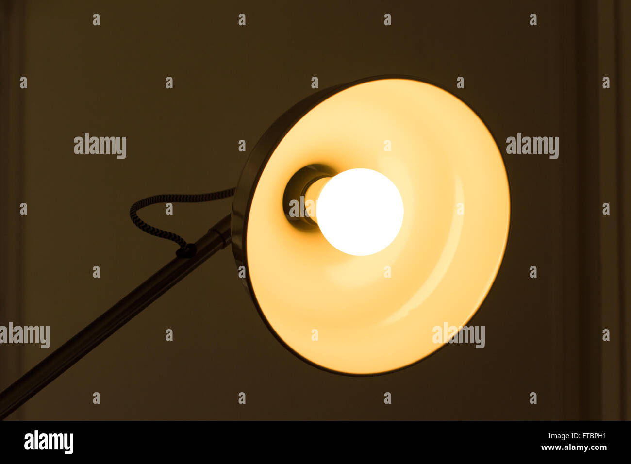 Gelbe Lampe eingeschaltet Stockfoto