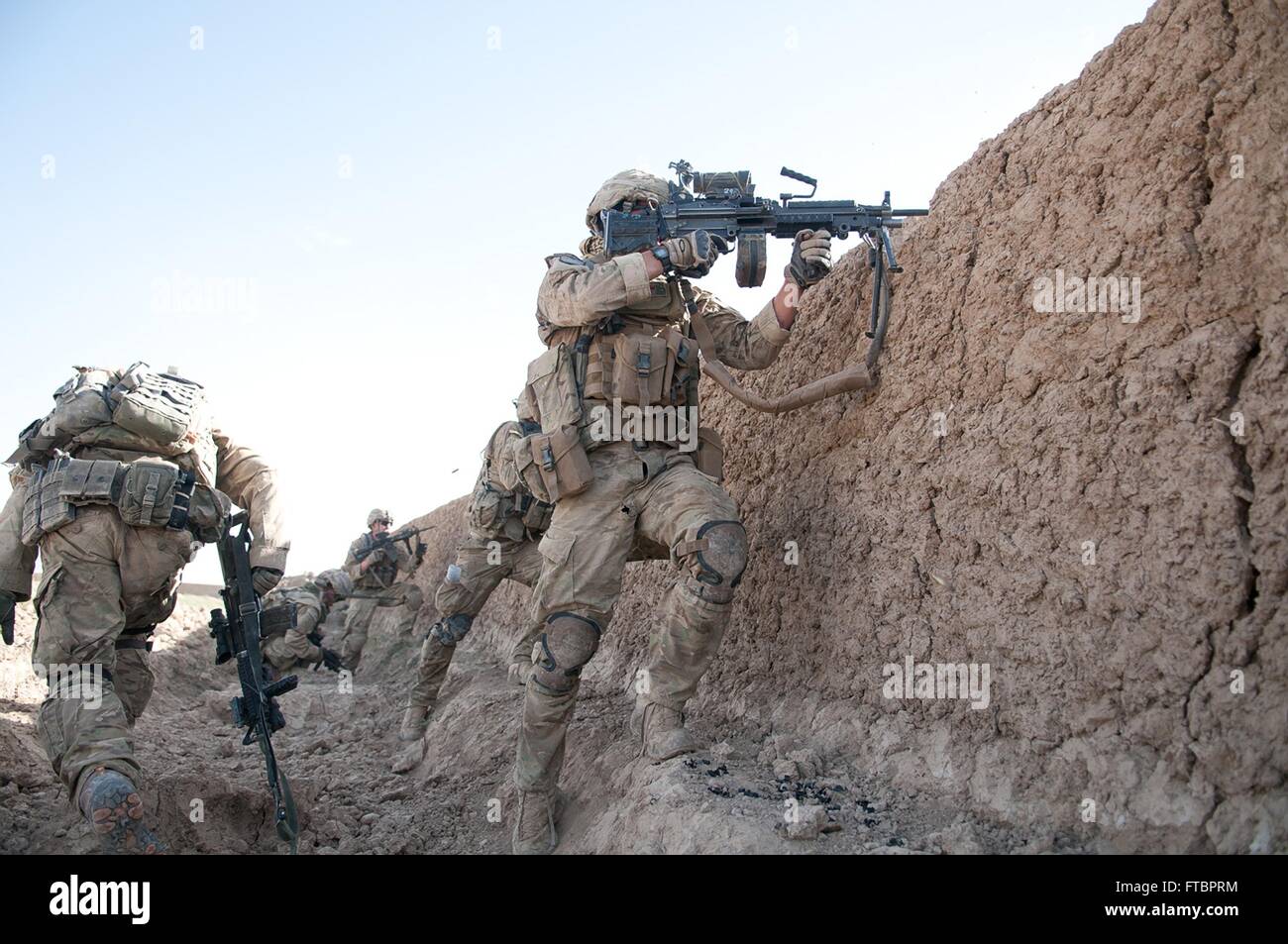 US Army Fallschirmj ger Mit Der 82 US Luftlandedivision Zur ck Feuer us-army-fallschirmj-ger-mit-der-82-us-luftlandedivision-zur-ck-feuer