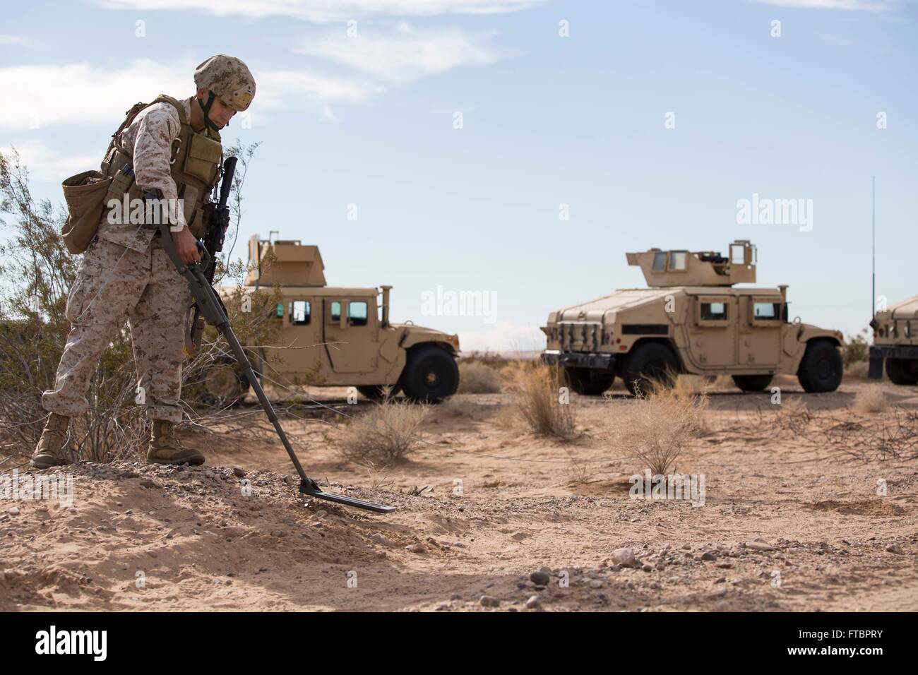 Ein US-Marine Kampfingenieur für fegt improvisierte explosive Vorrichtungen während eines Sicherheit Kraft-Trainings zur Unterstützung der Einsatzvorbereitenden Ausbildung 9. Dezember 2014 auf der Marine Corps Air Station Yuma, Arizona. Stockfoto