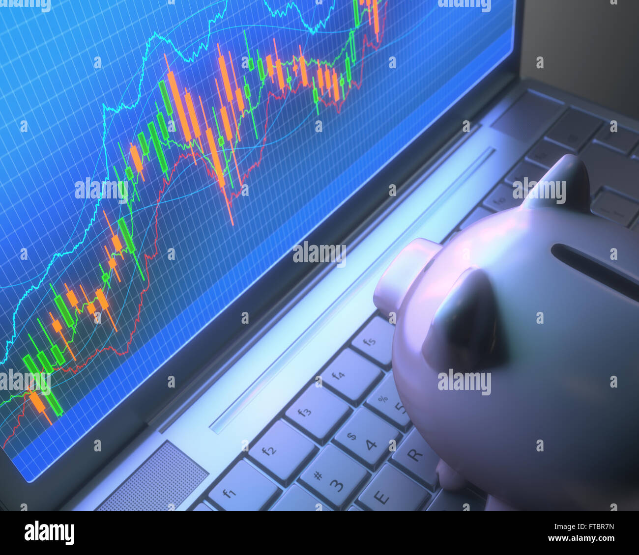 Sparschwein auf Laptoptastatur Blick auf die Tabelle des Aktienmarktes. Stockfoto
