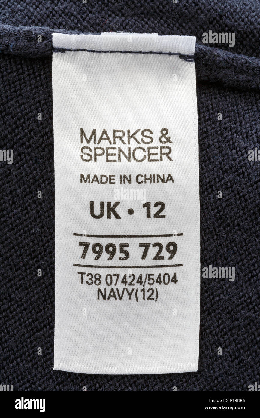Marks und Spencer Modelabel auf ein Kleidungsstück in China hergestellt. England, UK, Großbritannien Stockfoto