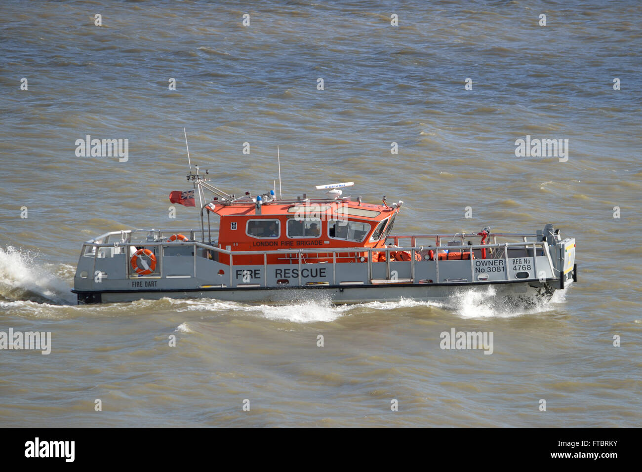 Die Londoner Feuerwehr feuerlöschboot Feuer Dart macht es Weg bis der Themse auf einem a Routine training Reise Stockfoto