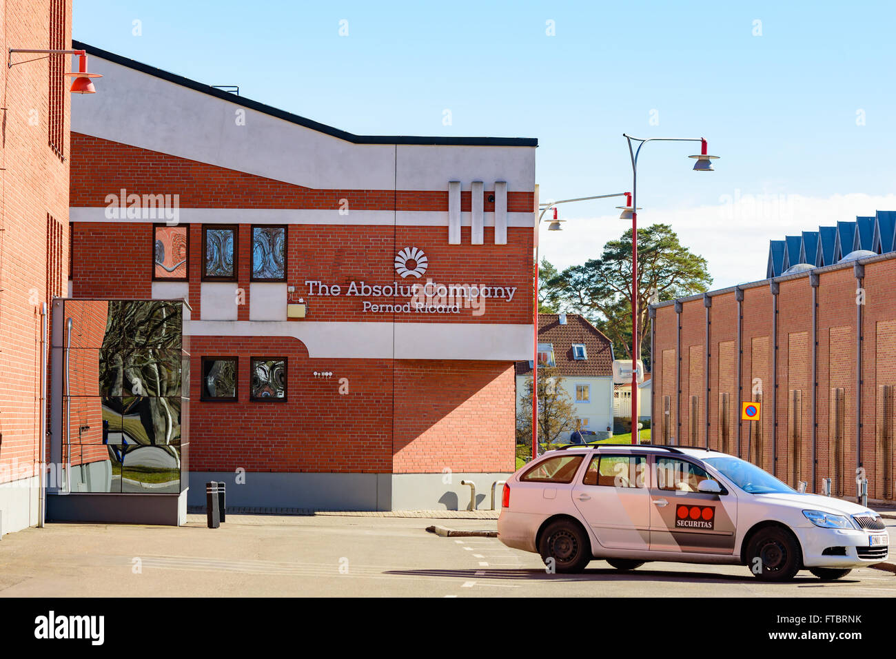Ahus, Schweden - 20. März 2016: Architekturdetail Absolut Company Fabrik, wo die Absolut Vodka getroffen ist. Rot b Stockfoto