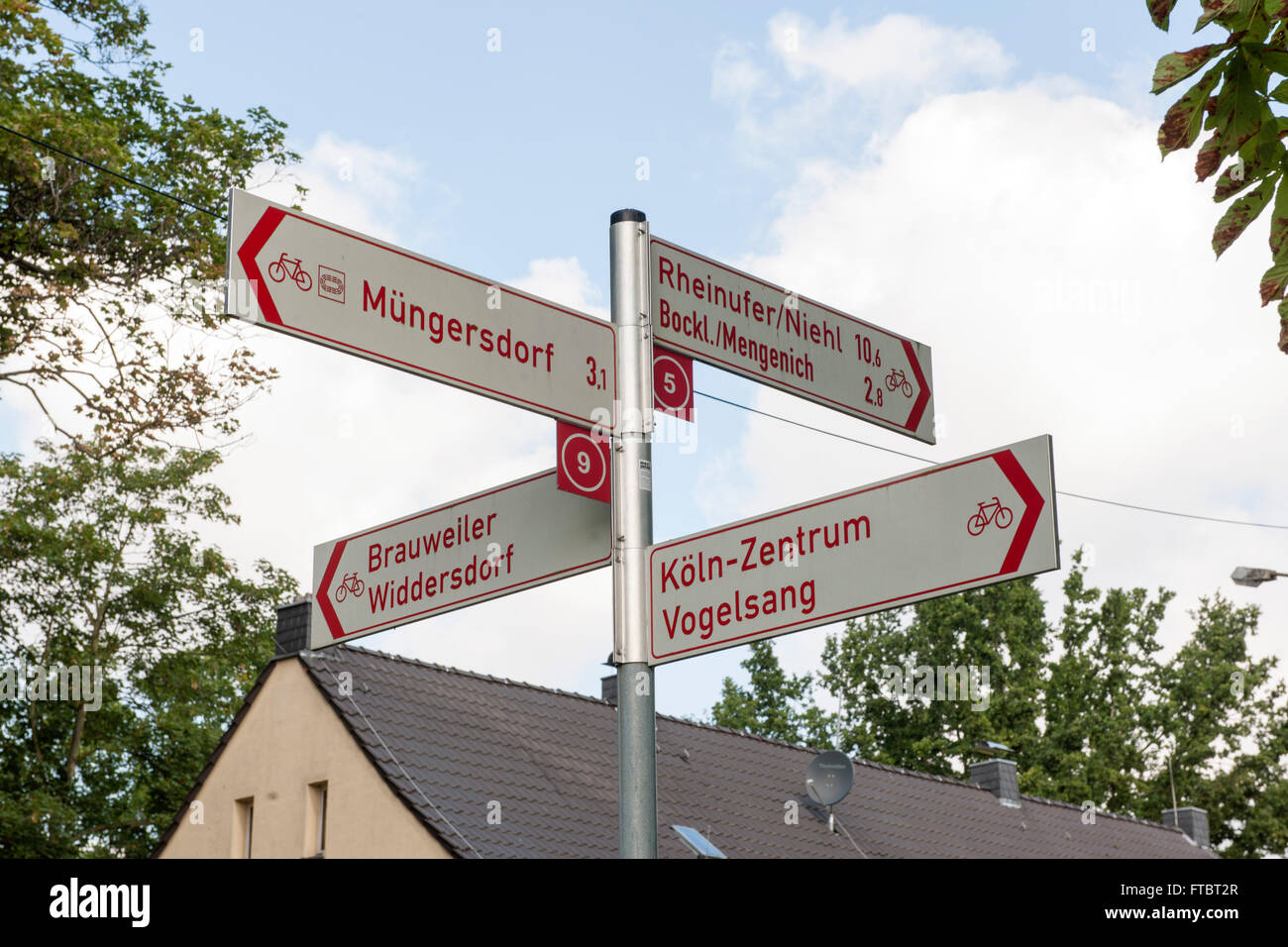 Deutschland, Köln, Karl-von-Linne-Weg, Fahrradwegweiser Stockfoto