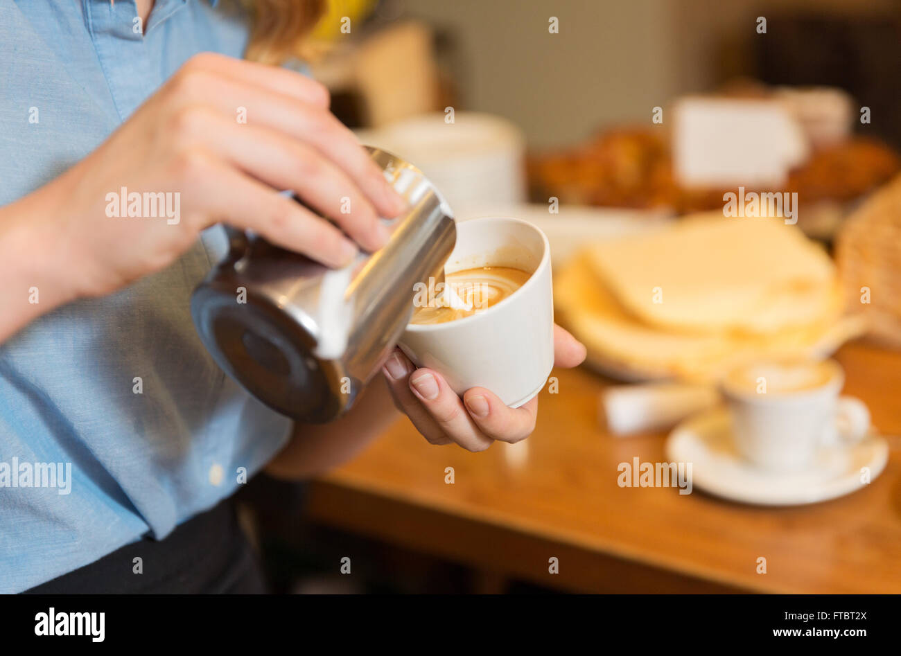 Nahaufnahme von Frau Kaffeezubereitung im Shop oder café Stockfoto