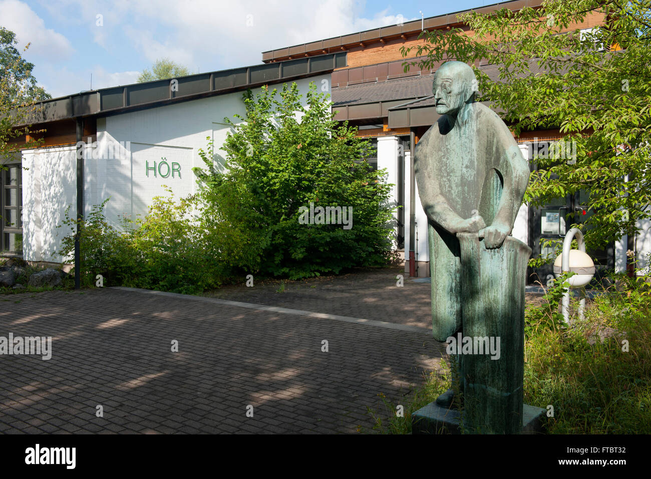 Deutschland, Köln, Max-Planck-Instituts Für Pflanzenzüchtungsforschung, Max-Plank-Statue Vor Seminargebäude Stockfoto