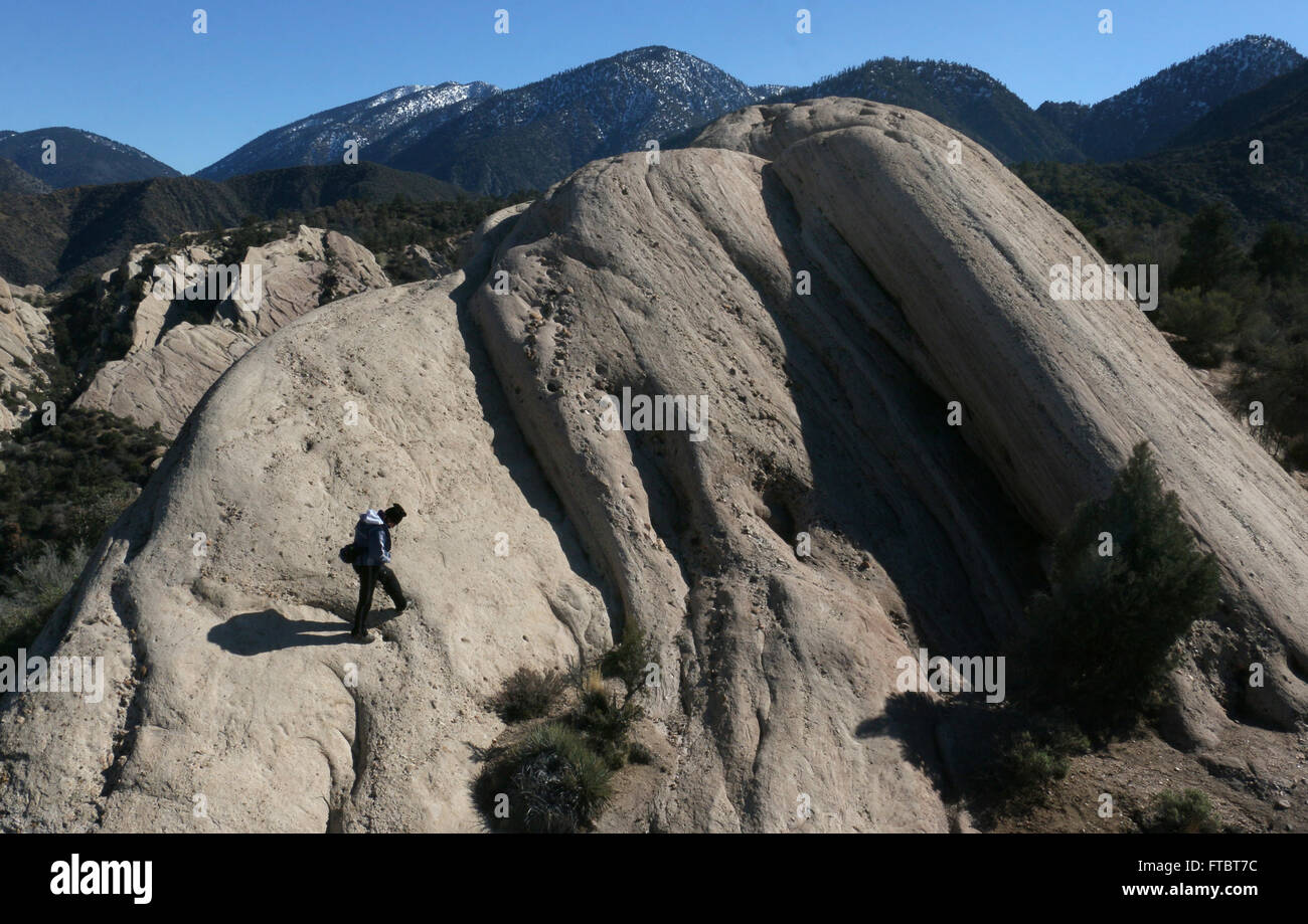 Wanderer-Bergsteiger auf Klippen in Teufels Punchbowl Naturgebiet, Hebung von San Andres Fault County Los Angeles Stockfoto