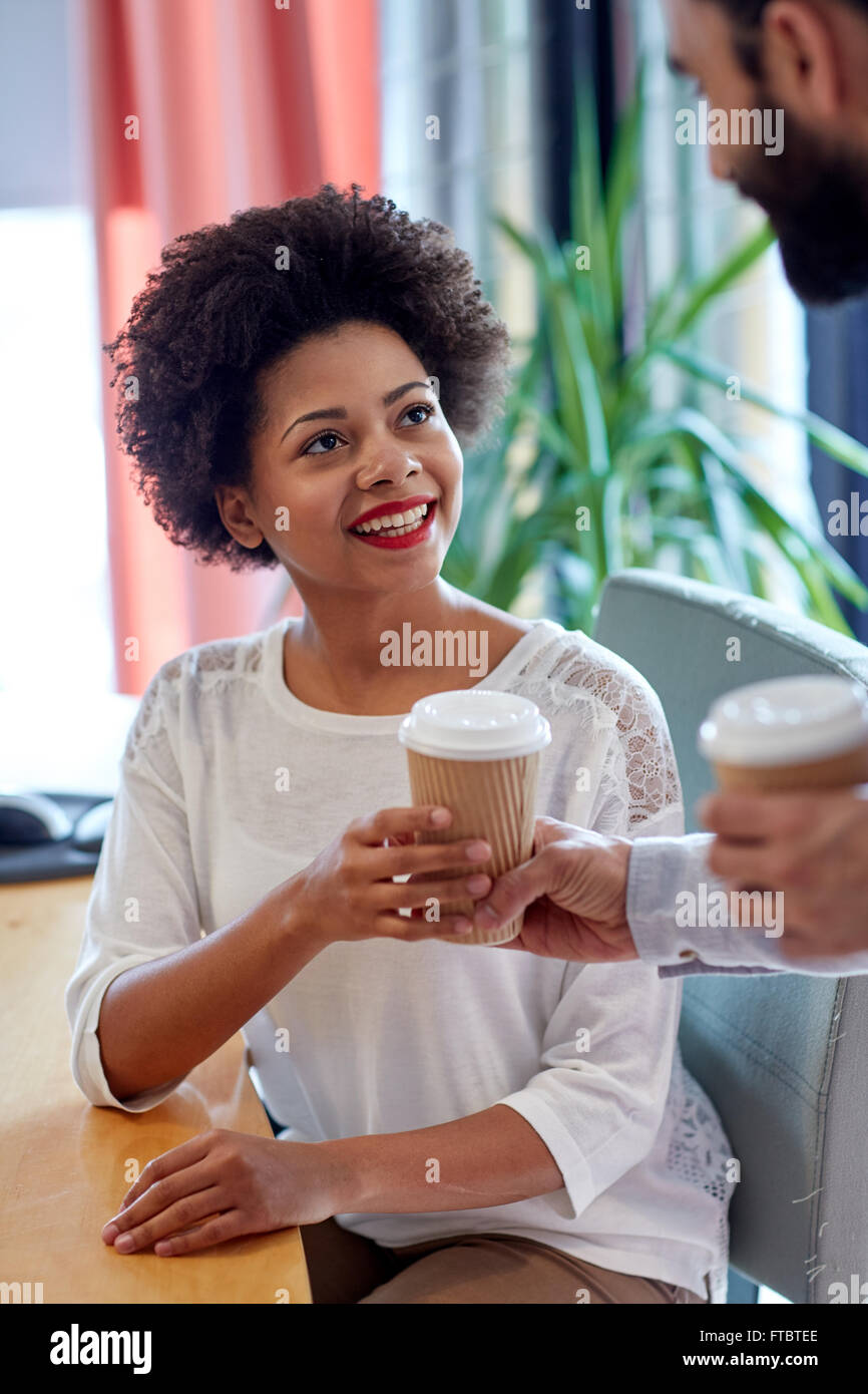 glückliche Frau Mann im Büro Kaffee wegzunehmen Stockfoto