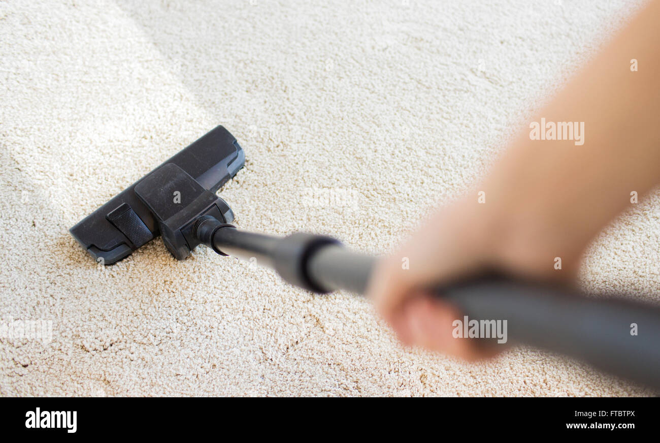 Nahaufnahme von Hand mit Staubsauger zu Hause Stockfoto