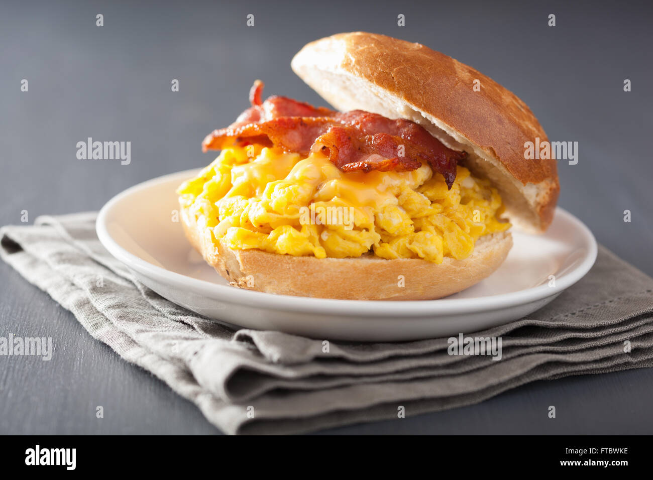 Frühstücks-Sandwich auf Bagel mit Ei-Speck-Käse Stockfoto