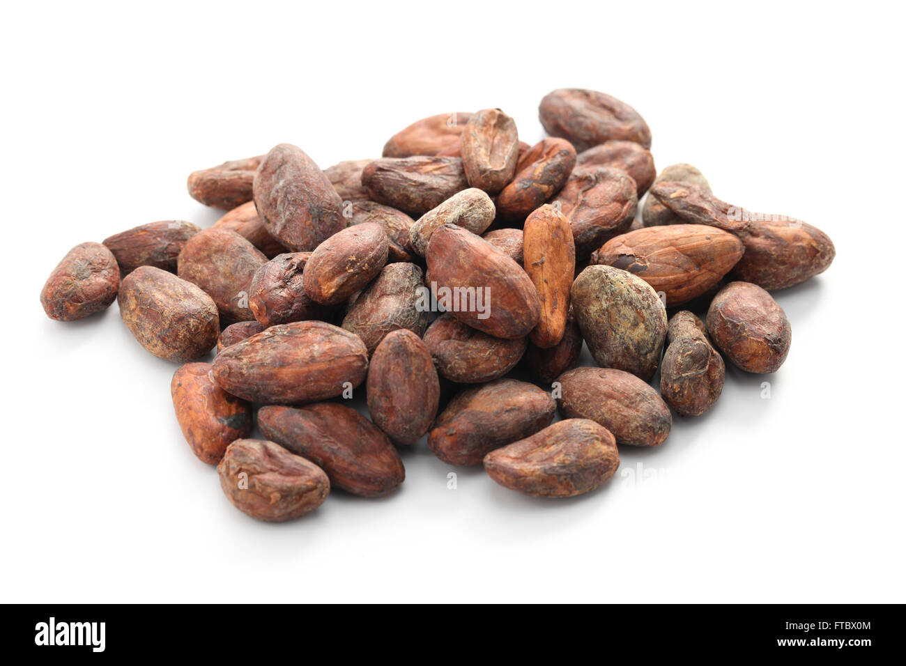 Rohkakao Kakaobohnen auf weißem Hintergrund Stockfoto