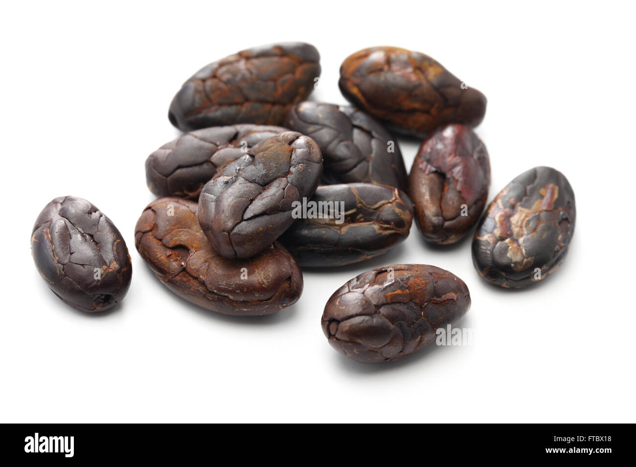geschälte Kakaobohnen geröstet Kakao auf weißem Hintergrund Stockfoto