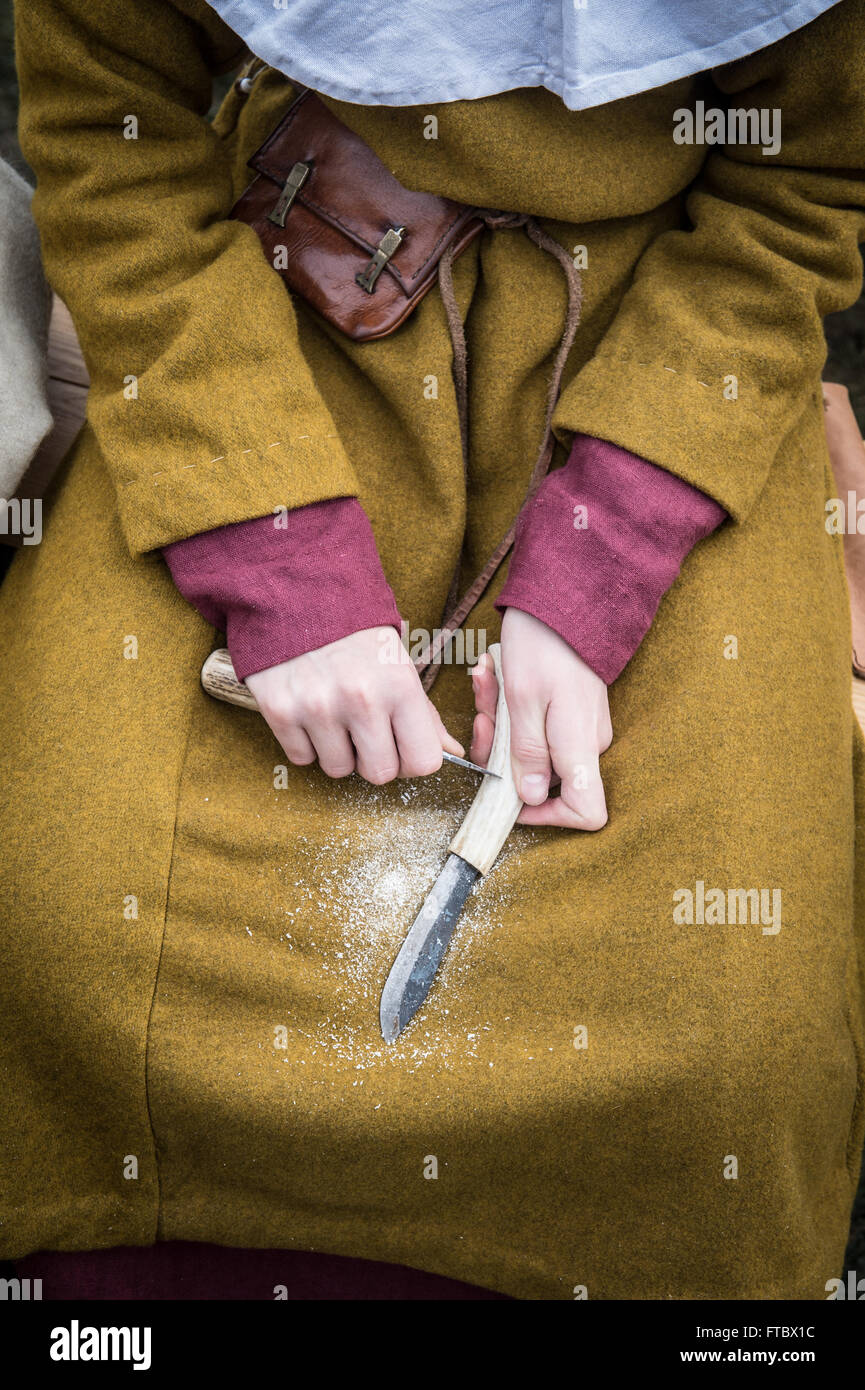 Eine Dame an die Nachstellung der Schlacht von Hastings, ein Messer Stockfoto