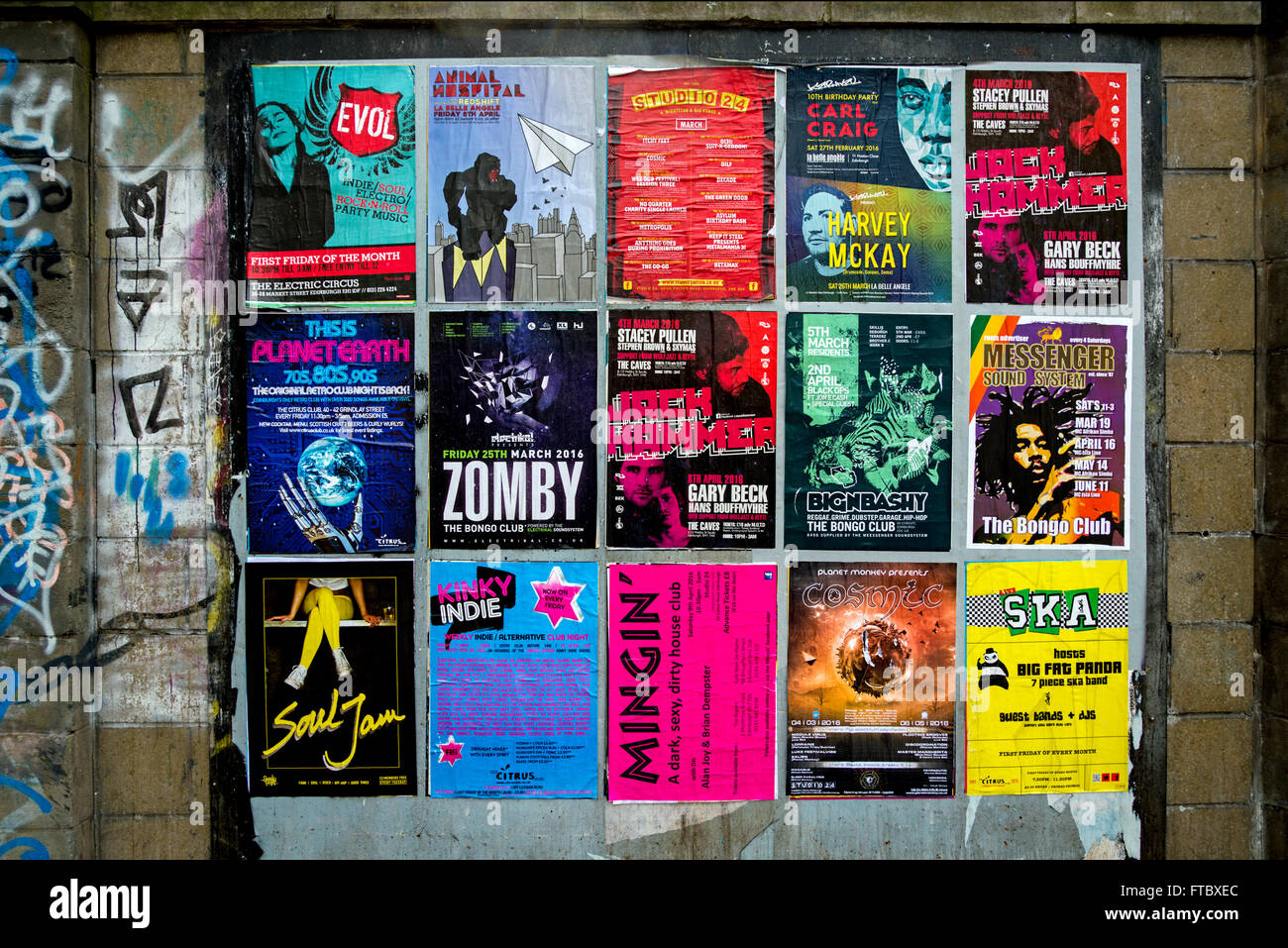Plakate, die verschiedenen Diskotheken und Veranstaltungen in Edinburgh. Stockfoto