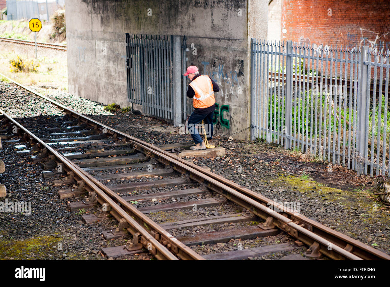 Whitehead, Co. Antrim, UK 28. März 2016. Ein Eisenbahner, die Änderung von hand-Signale mit Hilfe eines Hebels Stockfoto