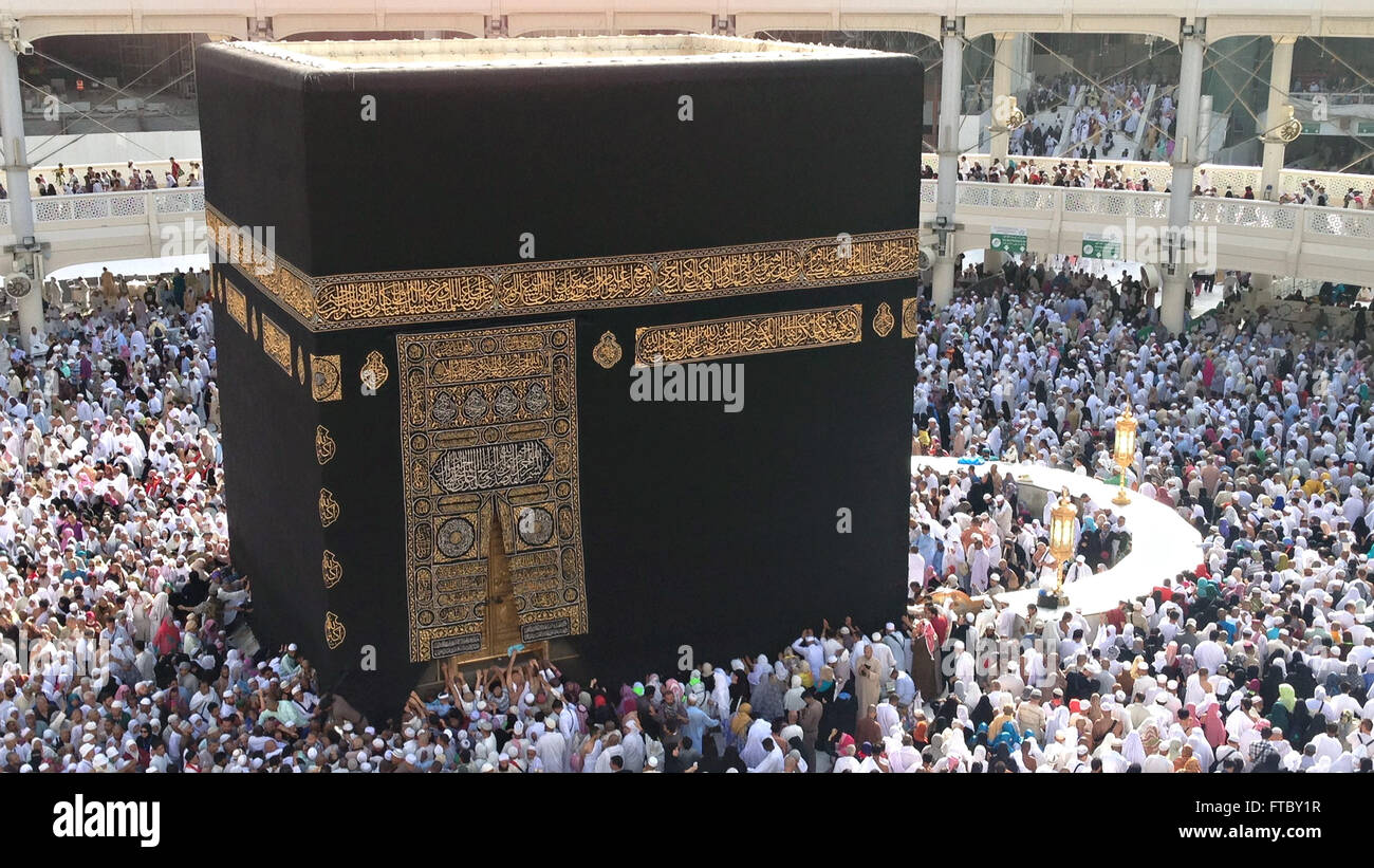 Tausende von Pilgern Abaya jilbab Kreis der Heiligen Kaaba in der Al-Masjid al-Haram in Mekka, al-Hedschas, Saudi Arabien.  Mekka, Saudi Arabien. Die Kaaba ist heiligsten muslimischen Ort in der Welt. Stockfoto