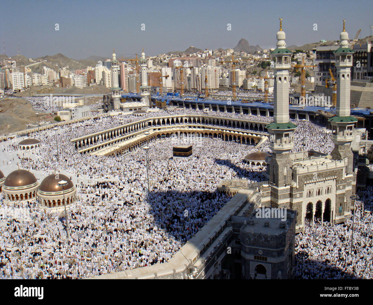 Tausende von Pilgern Abaya jilbab Kreis der Heiligen Kaaba in der Al-Masjid al-Haram zu Beginn der Hadsch in Mekka, al-Hedschas, Saudi Arabien. Mekka, Saudi Arabien. Die Kaaba ist heiligsten muslimischen Ort in der Welt. Stockfoto
