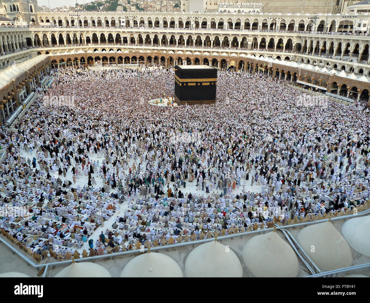 Tausende von Pilgern Abaya jilbab Kreis der Heiligen Kaaba in der Al