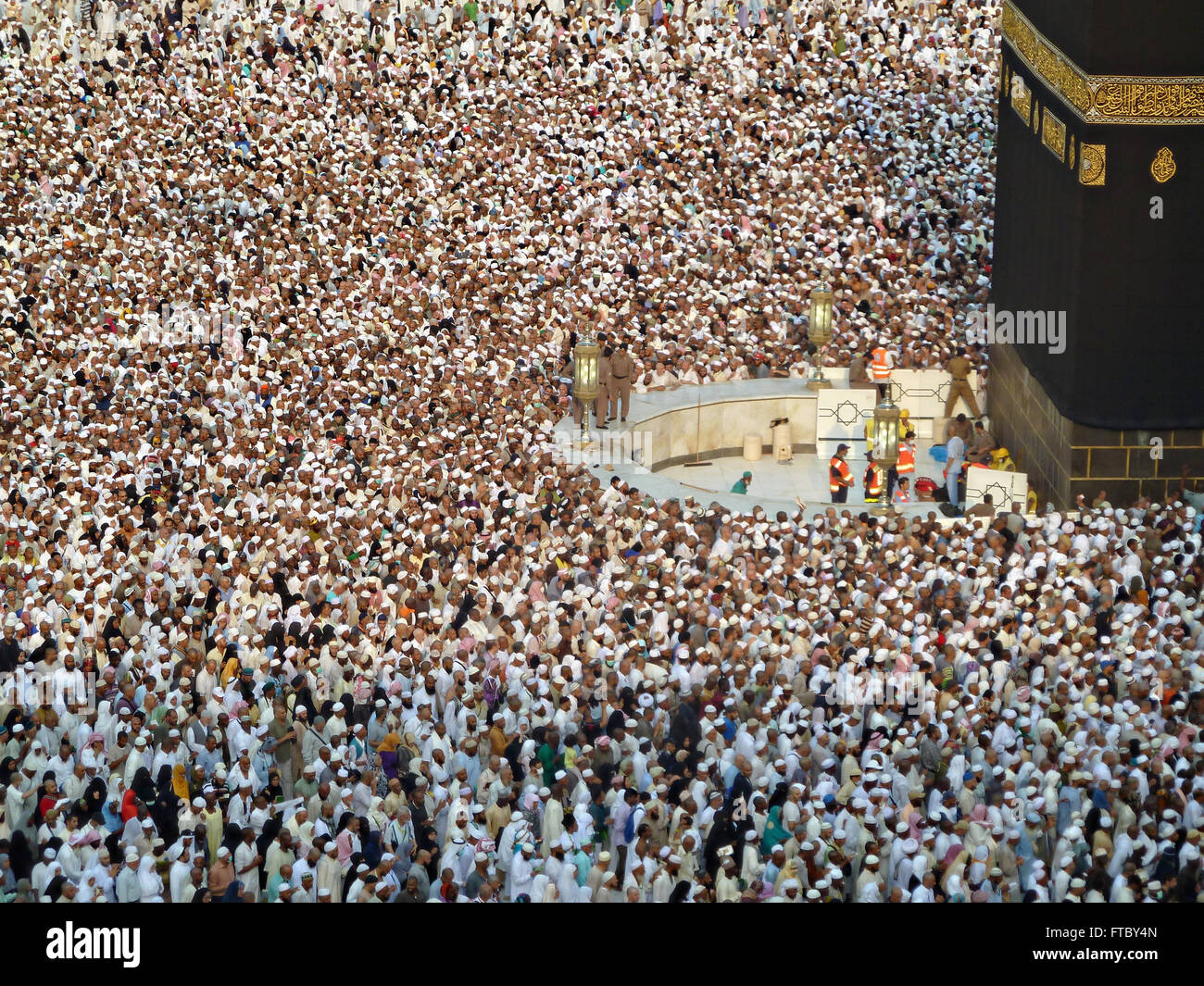 Tausende von Pilgern Abaya jilbab Kreis der Heiligen Kaaba in der Al