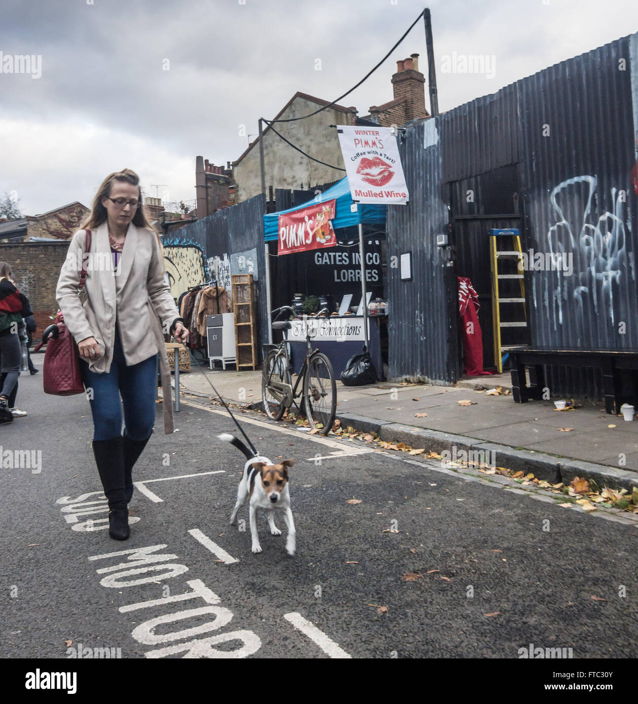 Columbia Road Market, Frau zu Fuß Hund, Hündin Besitzer Stockfoto