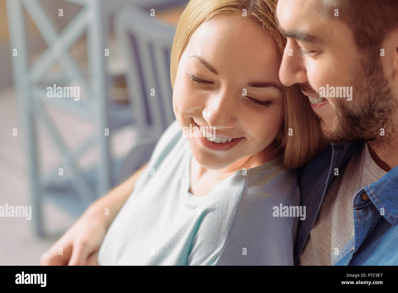 Angenehmen paar miteinander verkleben Stockfoto